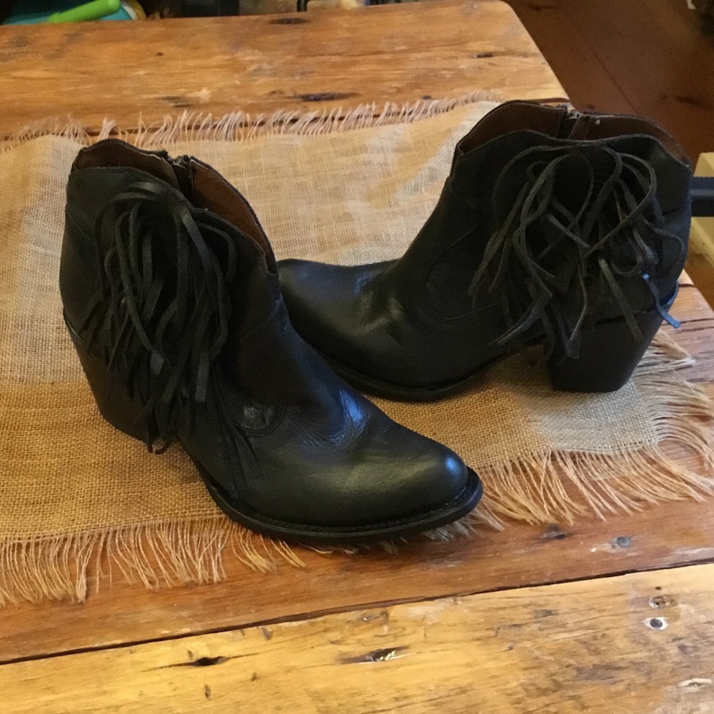 NWOT CIRCLE G Fringe Short Boots